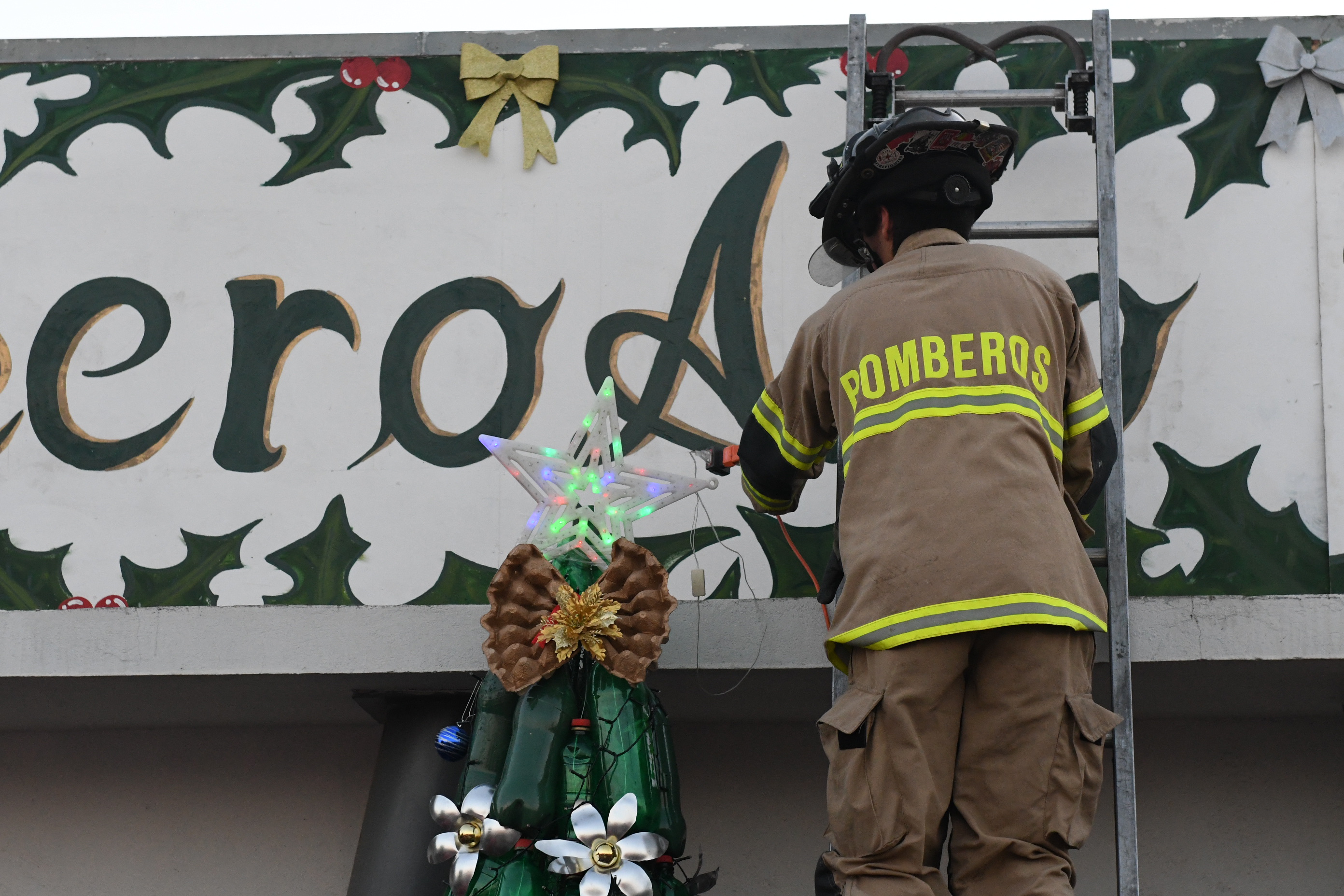 La Antena se une a tradición de  encendido de árbol navideño
